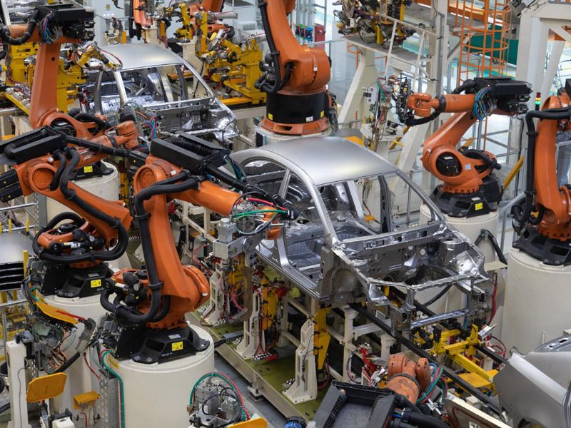 Achsmontage in der Fertigung - Autos auf Fließband in der Produktion